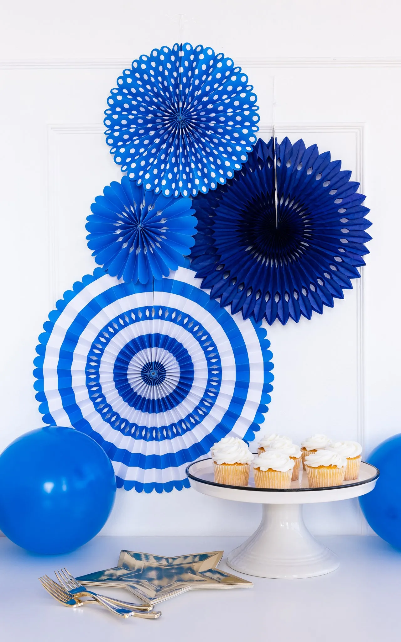 PLFN04 - Blue and White Party Fan Set